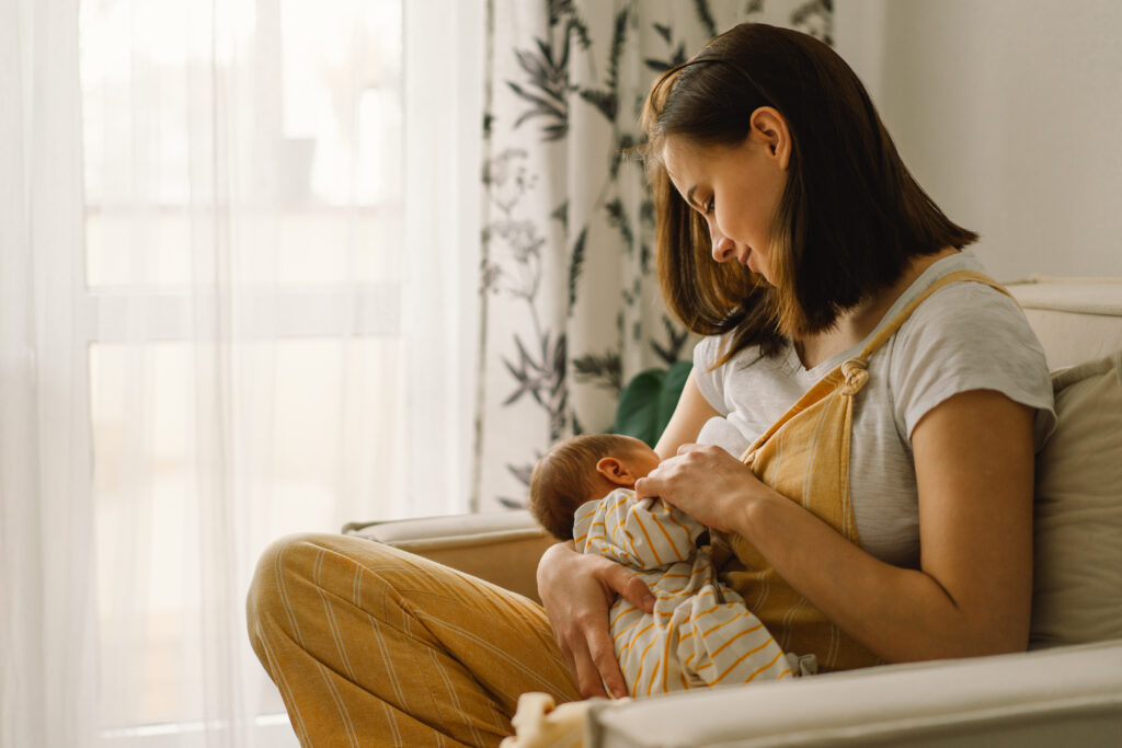 mother with HIV breastfeeding